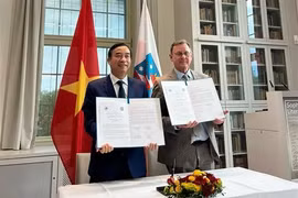 Le secrétaire adjoint du Comité du Parti et le président du Comité populaire de la ville de Da Nang, Le Trung Chinh (gauche) et le Premier ministre de l'État de Thuringe de l’Allemagne, Bodo Ramelow, ont signé un protocole d'accord de coopération. Photo : VNA
