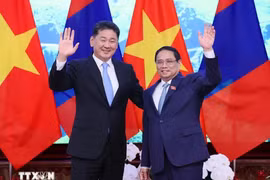 Une rencontre entre le Premier ministre Pham Minh Chinh (droite) et le président mongol Ukhnaagiin Khurelsukh. Photo : VNA