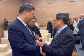 Le Premier ministre Pham Minh Chinh (droite) et le secrétaire général du Comité central du Parti communiste et président chinois Xi Jinping. Photo : VNA