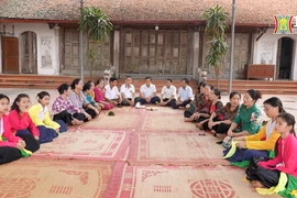 Chaque fin de semaine, les membres du club de chèo du village de Tình Lam se rassemblent avec enthousiasme dans leur maison commune. Photo: hanoionline.vn