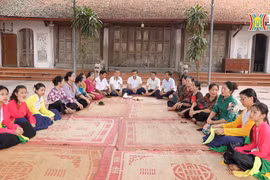 Chaque fin de semaine, les membres du club de chèo du village de Tình Lam se rassemblent avec enthousiasme dans leur maison commune. Photo: hanoionline.vn