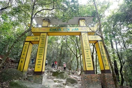 Les visiteurs suivent le chemin étroit menant à la pagode Lôi Âm, ce qui peut prendre jusqu'à une heure. Photo : DLQN/CVN