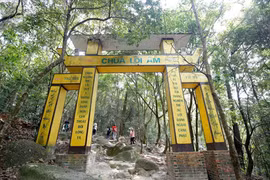 Les visiteurs suivent le chemin étroit menant à la pagode Lôi Âm, ce qui peut prendre jusqu'à une heure. Photo : DLQN/CVN