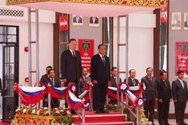 Le ministre de la Sécurité publique rend des visites de courtoisie à des dirigeants lao
