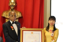 Remise de l’Ordre de l’Amitié à l’ambassadeur du Mozambique au Brésil