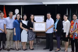 COVID-19 : Remise de 75.000 masques médicaux à la communauté vietnamienne au Laos