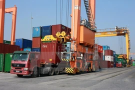 Commerce extérieur : déficit de 900 millions de dollars en février