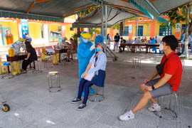 Da Nang : dépistage du coronavirus chez les étrangers à Son Tra