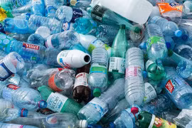 Exposition sensibilise le public à la réduction des déchets plastiques