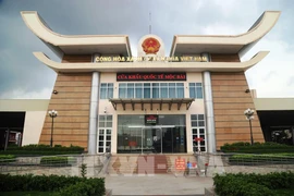 Plus de 800 travailleurs vietnamiens revenus du Cambodge via la porte frontalière de Moc Bai