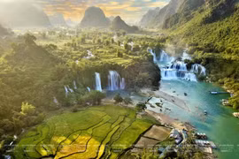La beauté de la cascade de Ban Gioc en automne