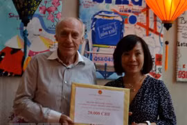 La communauté vietnamienne en Suisse soutient la lutte anti-COVID-19 au Vietnam