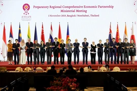 Le Vietnam soutient l’achèvement des négociations sur le RCEP