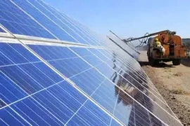 La société indienne Waaree Energies met en activité une centrale solaire au Vietnam