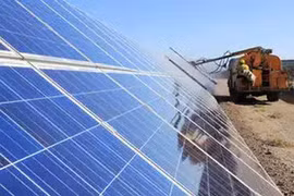 La société indienne Waaree Energies met en activité une centrale solaire au Vietnam