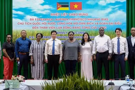 La présidente de l’AN du Mozambique visite l'Institut du riz du delta du Mékong