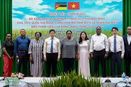 La présidente de l’AN du Mozambique visite l'Institut du riz du delta du Mékong