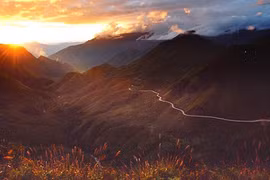 Un beau coucher de soleil sur des montagnes du Nord-Ouest