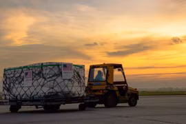 COVID-19: un million de doses du vaccin Moderna transportés à Ho Chi Minh-Ville