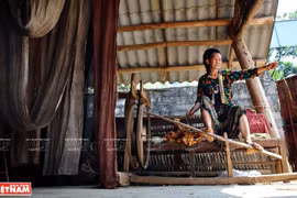 Le tissage du lin chez les H’mông à Ha Giang