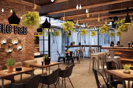 Ho Chi Minh-Ville : les établissements de restauration reprennent leurs services à table 