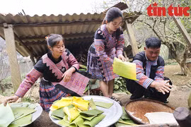 Banh dày, une spécialité du Têt traditionnel de l'ethnie Mong 