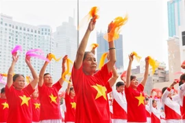 Plus de 3.000 personnes âgées participent une performance de yoga et de gymnastique douce
