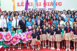 Le PM assiste à la rentrée scolaire à l’école primaire Đoàn Thị Điểm