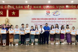 Des étudiants laotiens et cambodgiens exceptionnels honorés à Hô Chi Minh-Ville