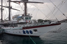 Le voilier 286/Le Quy Don en visite à Singapour