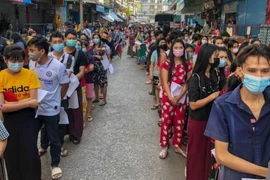 La Thaïlande testera plus de 10000 personnes après une augmentation record de cas de COVID-19