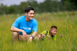 ​Un star de la K-pop participe à la lutte contre la violence faite aux enfants au Vietnam