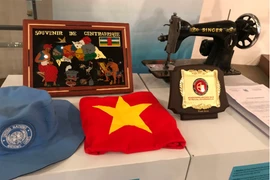Le Musée des femmes du Vietnam reçoit des objets offerts par des femmes officiers des Bérets verts