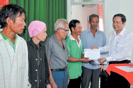 Le président du Comité central du FPV rend visite à des démunis de Can Tho