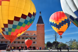 Des montgolfières colorent le ciel Da Lat 