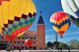 Des montgolfières colorent le ciel Da Lat 