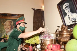 Des dirigeants de la Défense et de l'Armée populaire rendent hommage au général Vo Nguyen Giap