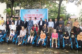Une organisation américaine offre 500 fauteuils roulants à des handicapés de Quang Binh
