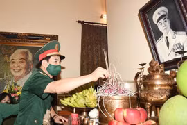 Des dirigeants de la Défense et de l'Armée populaire rendent hommage au général Vo Nguyen Giap