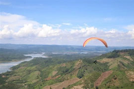 Le tournoi de parapente à Dak Nong attire des milliers de spectateurs