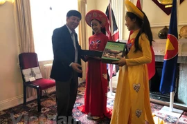 Une délégation du Comité d'État chargé des Vietnamiens résidant à l'étranger au Royaume-Uni