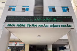 Motels bon marché et cuisines caritatives à l'hôpital Cho Rây