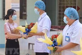 Une patiente de COVID-19 sort de l’hôpital à Ben Tre