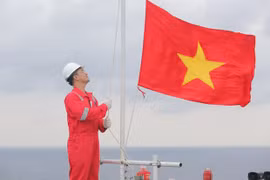La cérémonie de salut au drapeau national de Biendong POC établit un record de Guinness Vietnam