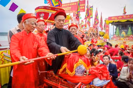 Cérémonie de procession de l'eau au temple des roi Trân à Thai Binh