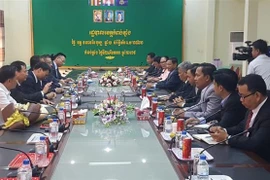 Cambodge : cadeaux de Têt à des personnes d’origine vietnamienne dans la région du lac Tonlé Sap
