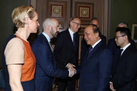Le PM Nguyen Xuan Phuc rencontre des responsables de groupes économiques suédois