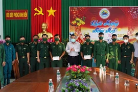 Têt : le président de l’AN offre des cadeaux à des gardes-frontières à Tay Ninh