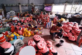 Un village de fabrication des jouets traditionnels de la Fête de la mi-automne à Hung Yen 