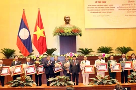 Le Laos décore des collectivités et responsables de l’Assemblée nationale vietnamienne